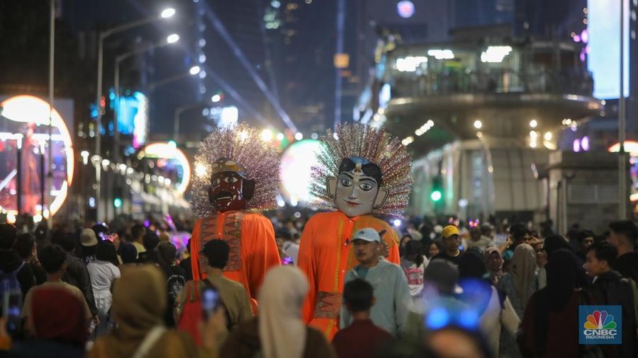 Warga memadati kawasan Bundaran Hotel Indonesia (HI) saat perayaan malam tahun baru di Jakarta, Rabu (31/12/2025). (CNBC Indonesia/Faisal Rahman)