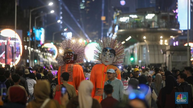 Warga memadati kawasan Bundaran Hotel Indonesia (HI) saat perayaan malam tahun baru di Jakarta, Rabu (31/12/2025). (CNBC Indonesia/Faisal Rahman)