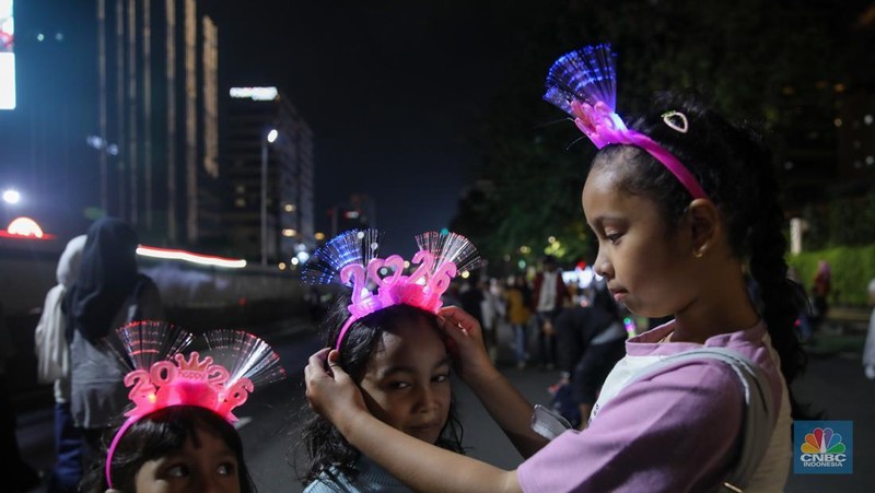 Warga memadati kawasan Bundaran Hotel Indonesia (HI) saat perayaan malam tahun baru di Jakarta, Rabu (31/12/2025). (CNBC Indonesia/Faisal Rahman)
