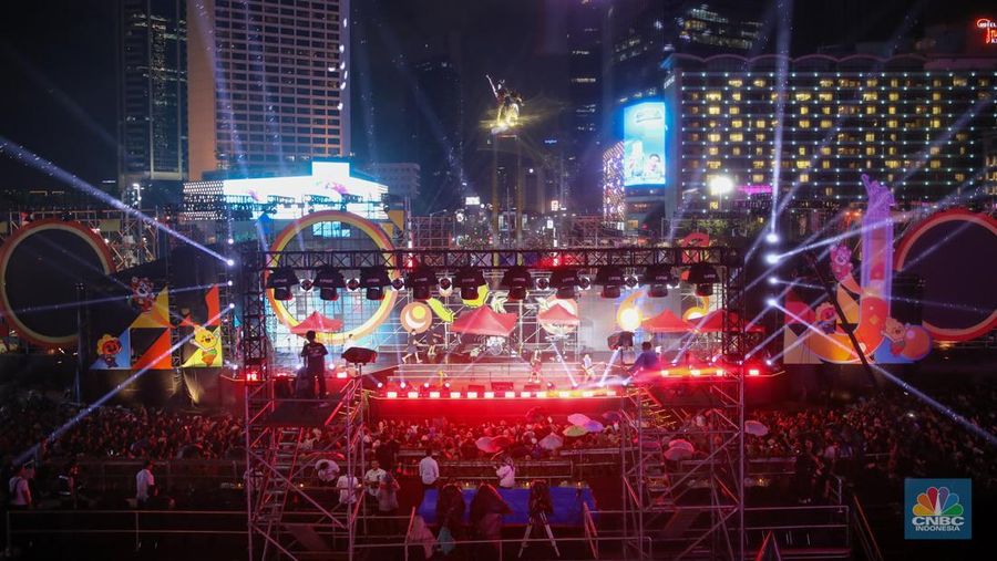 Warga memadati kawasan Bundaran Hotel Indonesia (HI) saat perayaan malam tahun baru di Jakarta, Rabu (31/12/2025). (CNBC Indonesia/Faisal Rahman)