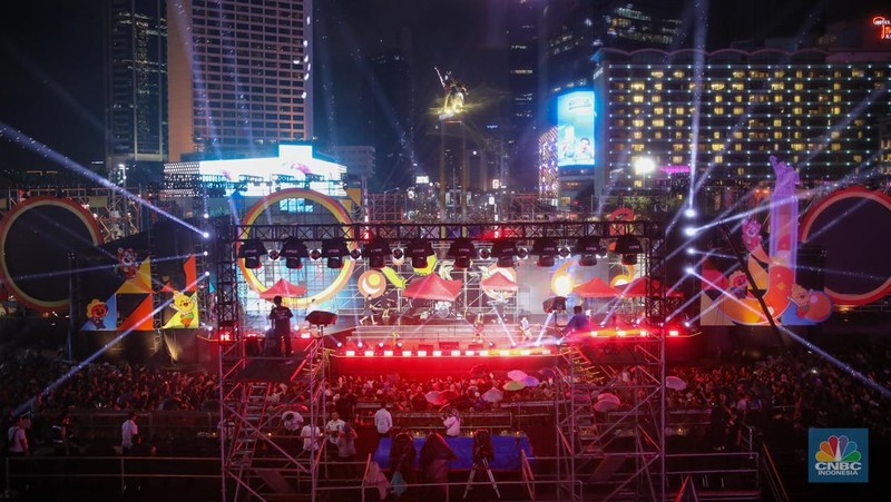 Warga memadati kawasan Bundaran Hotel Indonesia (HI) saat perayaan malam tahun baru di Jakarta, Rabu (31/12/2025). (CNBC Indonesia/Faisal Rahman)