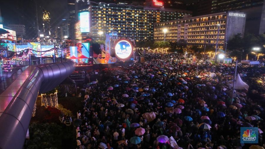Warga memadati kawasan Bundaran Hotel Indonesia (HI) saat perayaan malam tahun baru di Jakarta, Rabu (31/12/2025). (CNBC Indonesia/Faisal Rahman)