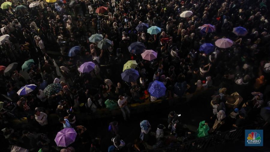 Warga memadati kawasan Bundaran Hotel Indonesia (HI) saat perayaan malam tahun baru di Jakarta, Rabu (31/12/2025). (CNBC Indonesia/Faisal Rahman)
