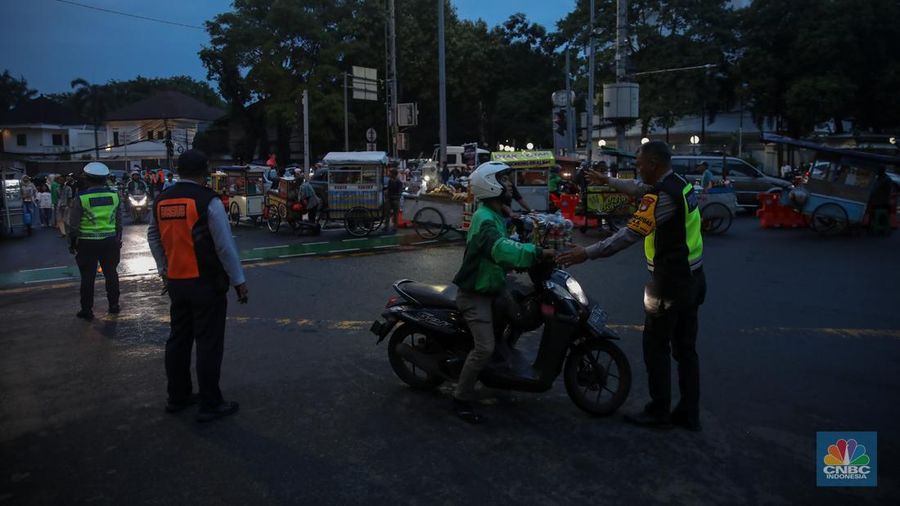 Warga mulai berdatangan untuk merayakan malam tahun baru 2026 di kawasan Bundaran Hotel Indonesia (HI), Jakarta, Rabu (31/12/2025). (CNBC Indonesia/Faisal Rahman)