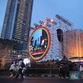 Warga mulai berdatangan untuk merayakan malam tahun baru 2026 di kawasan Bundaran Hotel Indonesia (HI), Jakarta, Rabu (31/12/2025). (CNBC Indonesia/Faisal Rahman)