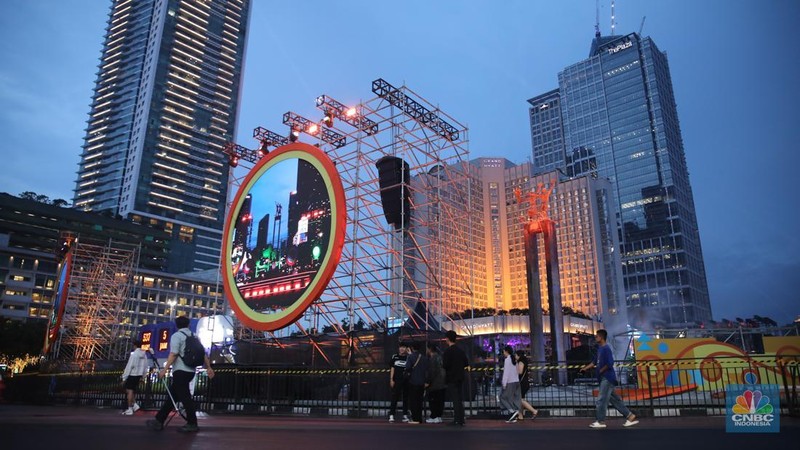 Warga mulai berdatangan untuk merayakan malam tahun baru 2026 di kawasan Bundaran Hotel Indonesia (HI), Jakarta, Rabu (31/12/2025). (CNBC Indonesia/Faisal Rahman)
