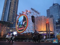 Warga mulai berdatangan untuk merayakan malam tahun baru 2026 di kawasan Bundaran Hotel Indonesia (HI), Jakarta, Rabu (31/12/2025). (CNBC Indonesia/Faisal Rahman)