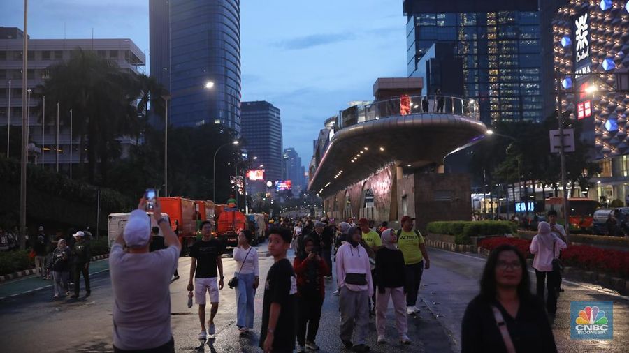 Warga mulai berdatangan untuk merayakan malam tahun baru 2026 di kawasan Bundaran Hotel Indonesia (HI), Jakarta, Rabu (31/12/2025). (CNBC Indonesia/Faisal Rahman)