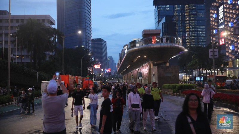 Warga mulai berdatangan untuk merayakan malam tahun baru 2026 di kawasan Bundaran Hotel Indonesia (HI), Jakarta, Rabu (31/12/2025). (CNBC Indonesia/Faisal Rahman)