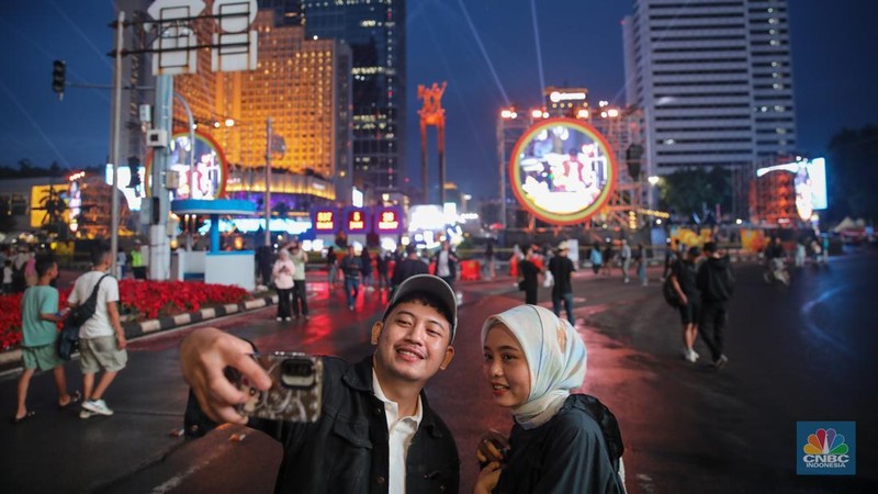 Warga mulai berdatangan untuk merayakan malam tahun baru 2026 di kawasan Bundaran Hotel Indonesia (HI), Jakarta, Rabu (31/12/2025). (CNBC Indonesia/Faisal Rahman)