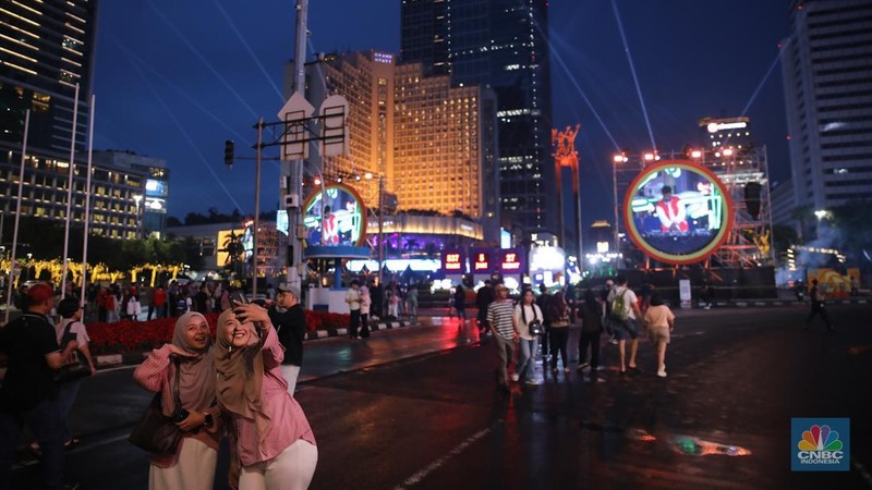 Warga mulai berdatangan untuk merayakan malam tahun baru 2026 di kawasan Bundaran Hotel Indonesia (HI), Jakarta, Rabu (31/12/2025). (CNBC Indonesia/Faisal Rahman)
