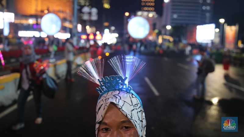 Warga mulai berdatangan untuk merayakan malam tahun baru 2026 di kawasan Bundaran Hotel Indonesia (HI), Jakarta, Rabu (31/12/2025). (CNBC Indonesia/Faisal Rahman)