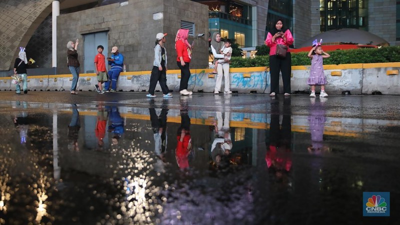 Warga mulai berdatangan untuk merayakan malam tahun baru 2026 di kawasan Bundaran Hotel Indonesia (HI), Jakarta, Rabu (31/12/2025). (CNBC Indonesia/Faisal Rahman)