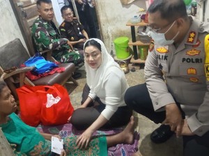 Bupati Brebes Rayakan Tahun Baru dengan Door to Door Bantu Warga Miskin