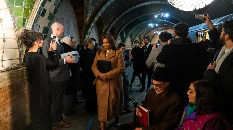 Wali Kota New York terpilih, Zohran Mamdani, resmi dilantik dalam upacara terbatas di stasiun kereta bawah tanah terbengkalai yang bersejarah pada tengah malam Tahun Baru 2026, Kamis (1/1/2026). (via REUTERS/Amir Hamja)