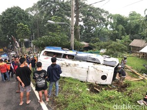Minibus Wisatawan Terguling di Jalur Cangar-Pacet Mojokerto