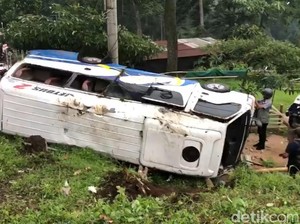16 Korban Luka Minibus Wisatawan Terguling di Jalur Cangar-Pacet Mojokerto