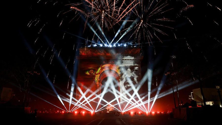 Kembang api meledak selama perayaan Tahun Baru di Valletta, Malta, Kamis (1/1/2026). (REUTERS/Darrin Zammit Lupi)