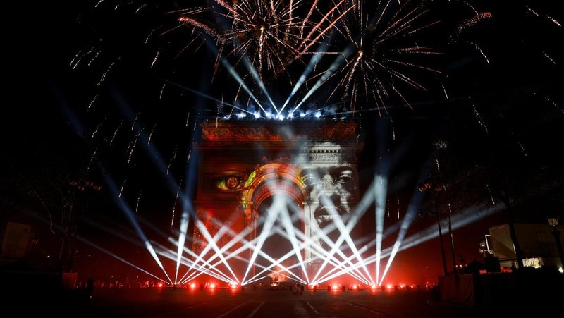 Kembang api meledak selama perayaan Tahun Baru di Valletta, Malta, Kamis (1/1/2026). (REUTERS/Darrin Zammit Lupi)