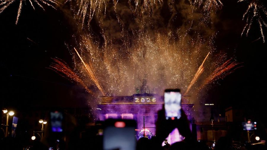 Kembang api meledak selama perayaan Tahun Baru di Valletta, Malta, Kamis (1/1/2026). (REUTERS/Darrin Zammit Lupi)