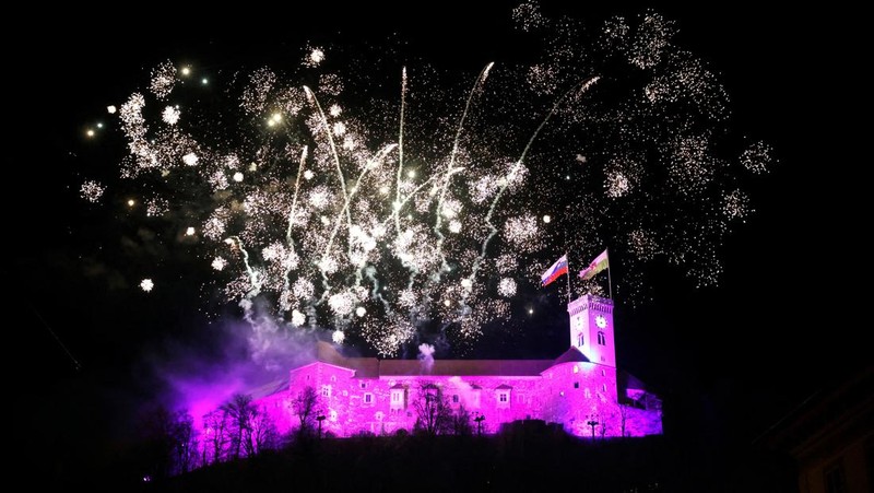 Kembang api meledak selama perayaan Tahun Baru di Valletta, Malta, Kamis (1/1/2026). (REUTERS/Darrin Zammit Lupi)