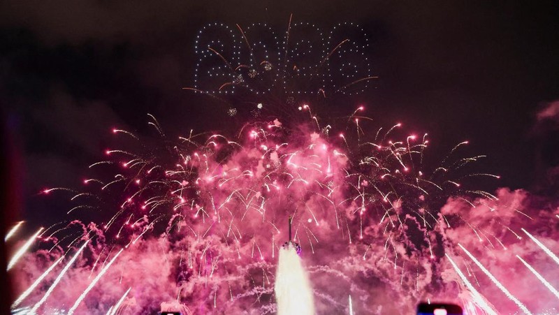 Kembang api meledak selama perayaan Tahun Baru di Valletta, Malta, Kamis (1/1/2026). (REUTERS/Darrin Zammit Lupi)