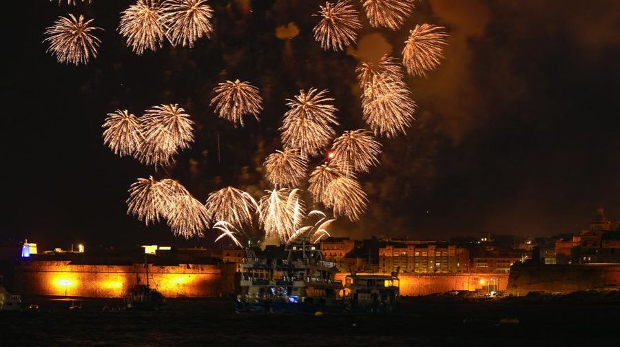 Kembang api meledak selama perayaan Tahun Baru di Valletta, Malta, Kamis (1/1/2026). (REUTERS/Darrin Zammit Lupi)