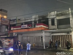 Minimarket di Jalan Andi Tonro Makassar Terbakar Usai Pemuda Tawuran Petasan