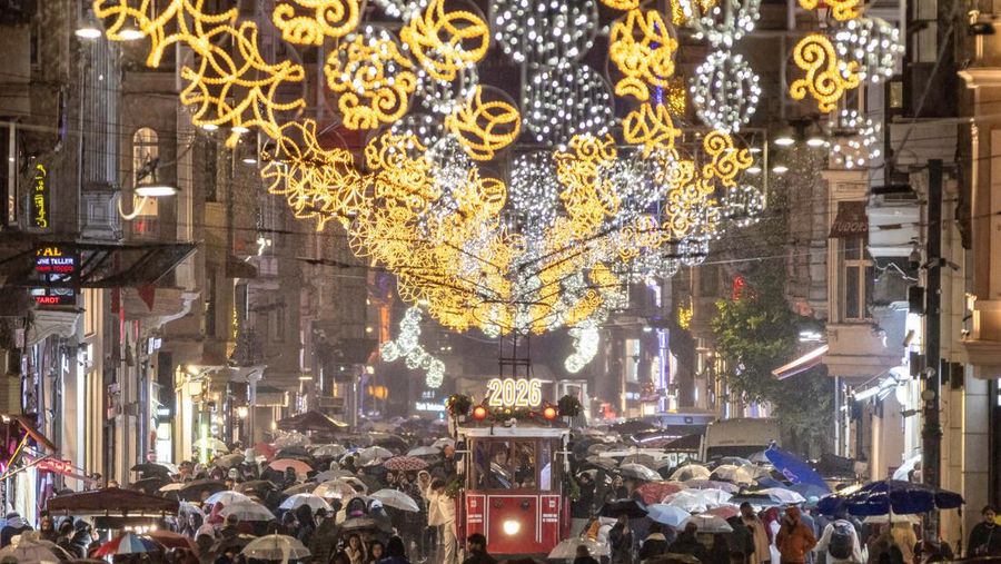Kembang api meledak selama perayaan Tahun Baru di Valletta, Malta, Kamis (1/1/2026). (REUTERS/Darrin Zammit Lupi)