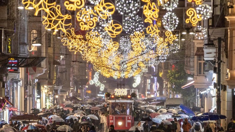Kembang api meledak selama perayaan Tahun Baru di Valletta, Malta, Kamis (1/1/2026). (REUTERS/Darrin Zammit Lupi)