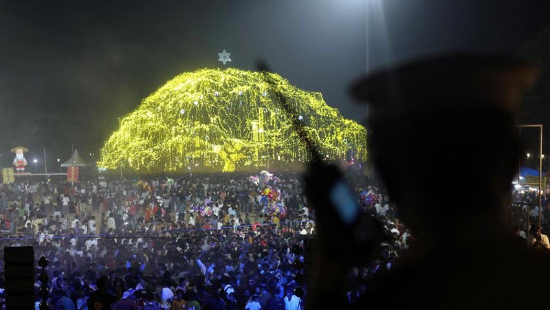 Kembang api meledak selama perayaan Tahun Baru di Valletta, Malta, Kamis (1/1/2026). (REUTERS/Darrin Zammit Lupi)