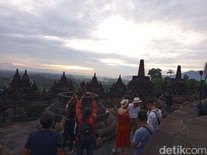Video Menikmati Sunrise Pertama 2026 di Candi Borobudur