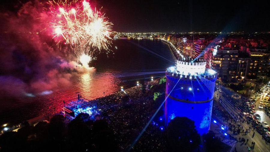 Kembang api meledak selama perayaan Tahun Baru di Valletta, Malta, Kamis (1/1/2026). (REUTERS/Darrin Zammit Lupi)