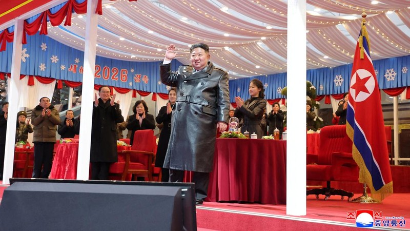 Pemimpin Korea Utara Kim Jong Un dan putrinya Kim Ju Ae menghadiri acara perayaan Tahun Baru di Pyongyang, Korea Utara, dalam foto yang dirilis oleh Kantor Berita Pusat Korea Utara pada Kamis (1/1/2026). (KCNA via REUTERS)