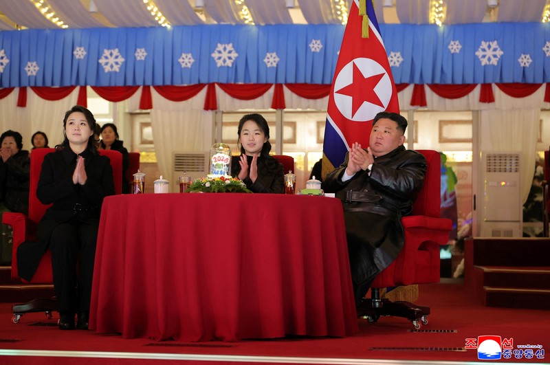 Pemimpin Korea Utara Kim Jong Un dan putrinya Kim Ju Ae menghadiri acara perayaan Tahun Baru di Pyongyang, Korea Utara, dalam foto yang dirilis oleh Kantor Berita Pusat Korea Utara pada Kamis (1/1/2026). (KCNA via REUTERS)