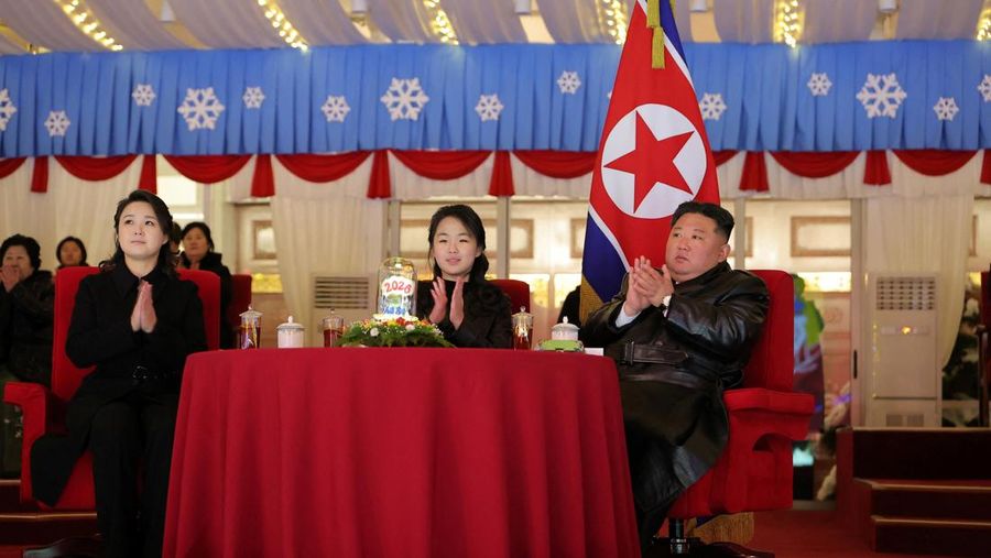 Pemimpin Korea Utara Kim Jong Un dan putrinya Kim Ju Ae menghadiri acara perayaan Tahun Baru di Pyongyang, Korea Utara, dalam foto yang dirilis oleh Kantor Berita Pusat Korea Utara pada Kamis (1/1/2026). (KCNA via REUTERS)