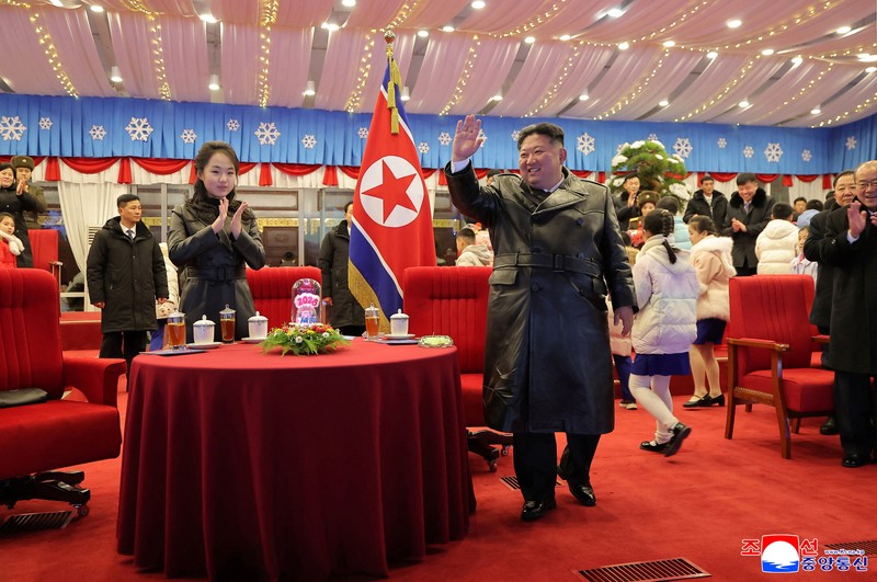 Pemimpin Korea Utara Kim Jong Un dan putrinya Kim Ju Ae menghadiri acara perayaan Tahun Baru di Pyongyang, Korea Utara, dalam foto yang dirilis oleh Kantor Berita Pusat Korea Utara pada Kamis (1/1/2026). (KCNA via REUTERS)