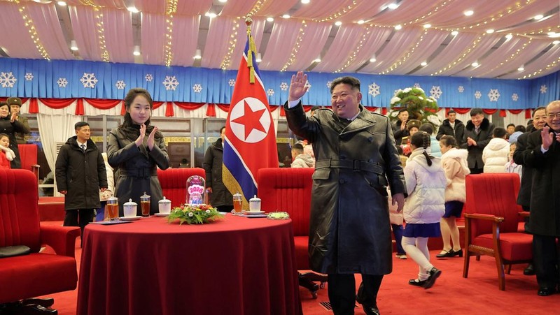 Pemimpin Korea Utara Kim Jong Un dan putrinya Kim Ju Ae menghadiri acara perayaan Tahun Baru di Pyongyang, Korea Utara, dalam foto yang dirilis oleh Kantor Berita Pusat Korea Utara pada Kamis (1/1/2026). (KCNA via REUTERS)