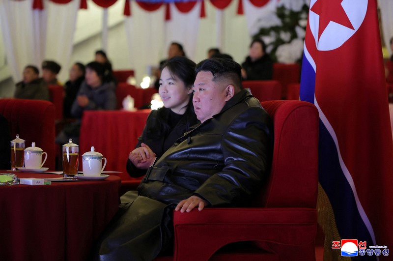 Pemimpin Korea Utara Kim Jong Un dan putrinya Kim Ju Ae menghadiri acara perayaan Tahun Baru di Pyongyang, Korea Utara, dalam foto yang dirilis oleh Kantor Berita Pusat Korea Utara pada Kamis (1/1/2026). (KCNA via REUTERS)