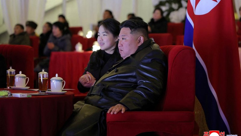 Pemimpin Korea Utara Kim Jong Un dan putrinya Kim Ju Ae menghadiri acara perayaan Tahun Baru di Pyongyang, Korea Utara, dalam foto yang dirilis oleh Kantor Berita Pusat Korea Utara pada Kamis (1/1/2026). (KCNA via REUTERS)