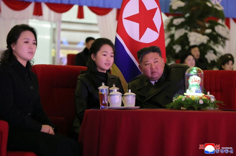 Pemimpin Korea Utara Kim Jong Un dan putrinya Kim Ju Ae menghadiri acara perayaan Tahun Baru di Pyongyang, Korea Utara, dalam foto yang dirilis oleh Kantor Berita Pusat Korea Utara pada Kamis (1/1/2026). (KCNA via REUTERS)