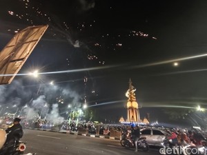 Meriah! Ribuan Warga Padati Alun-alun Sidoarjo Nonton Kembang Api