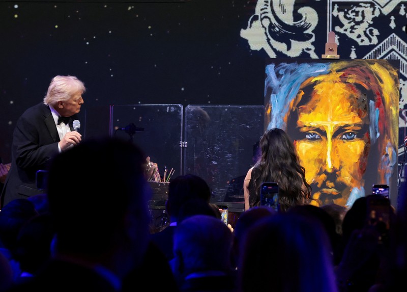 Presiden AS Donald Trump menyampaikan pidato selama pesta Malam Tahun Baru di Klub Mar-a-Lago miliknya di Palm Beach, Florida, AS, Rabu (31/12/2025). (REUTERS/Jonathan Ernst)
