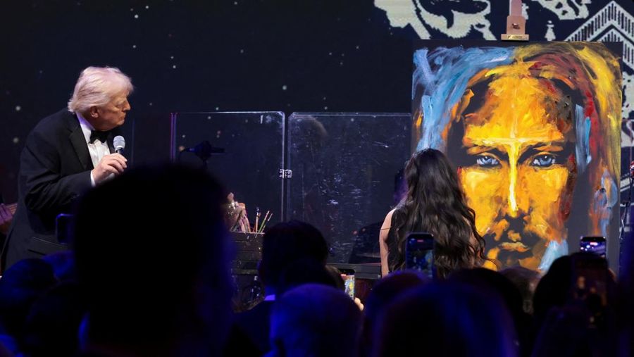 Presiden AS Donald Trump menyampaikan pidato selama pesta Malam Tahun Baru di Klub Mar-a-Lago miliknya di Palm Beach, Florida, AS, Rabu (31/12/2025). (REUTERS/Jonathan Ernst)