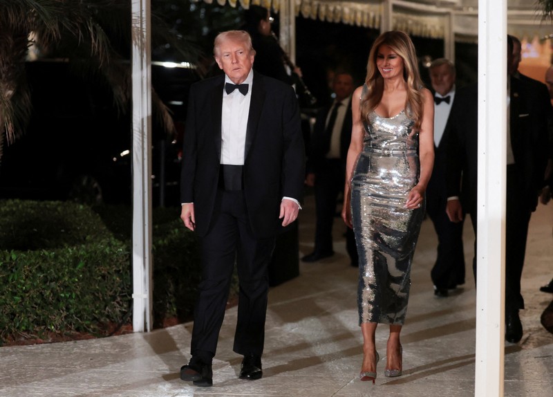 Presiden AS Donald Trump menyampaikan pidato selama pesta Malam Tahun Baru di Klub Mar-a-Lago miliknya di Palm Beach, Florida, AS, Rabu (31/12/2025). (REUTERS/Jonathan Ernst)