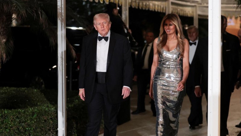 Presiden AS Donald Trump menyampaikan pidato selama pesta Malam Tahun Baru di Klub Mar-a-Lago miliknya di Palm Beach, Florida, AS, Rabu (31/12/2025). (REUTERS/Jonathan Ernst)