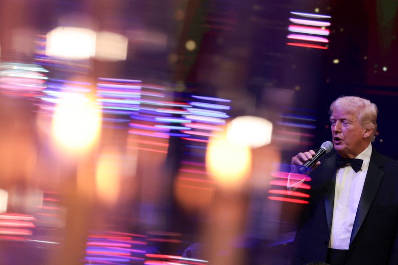 Presiden AS Donald Trump menyampaikan pidato selama pesta Malam Tahun Baru di Klub Mar-a-Lago miliknya di Palm Beach, Florida, AS, Rabu (31/12/2025). (REUTERS/Jonathan Ernst)
