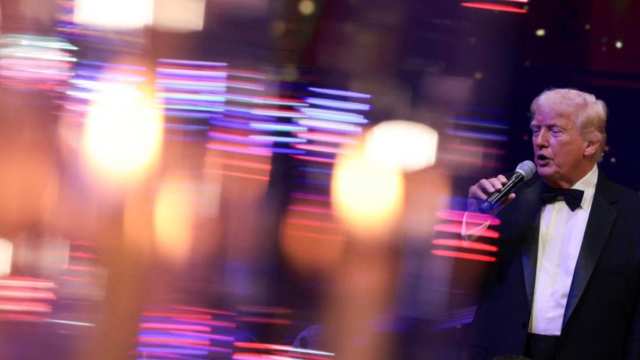 Presiden AS Donald Trump menyampaikan pidato selama pesta Malam Tahun Baru di Klub Mar-a-Lago miliknya di Palm Beach, Florida, AS, Rabu (31/12/2025). (REUTERS/Jonathan Ernst)