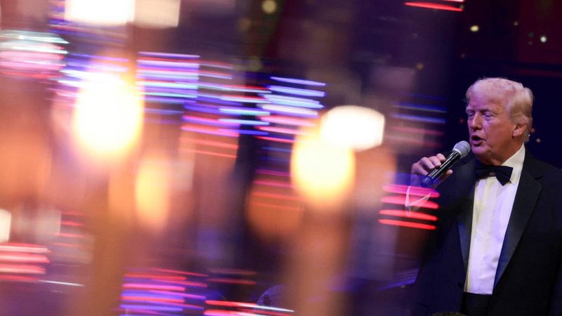 Presiden AS Donald Trump menyampaikan pidato selama pesta Malam Tahun Baru di Klub Mar-a-Lago miliknya di Palm Beach, Florida, AS, Rabu (31/12/2025). (REUTERS/Jonathan Ernst)