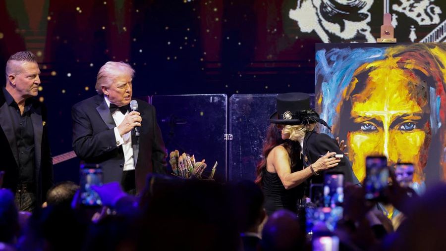 Presiden AS Donald Trump menyampaikan pidato selama pesta Malam Tahun Baru di Klub Mar-a-Lago miliknya di Palm Beach, Florida, AS, Rabu (31/12/2025). (REUTERS/Jonathan Ernst)